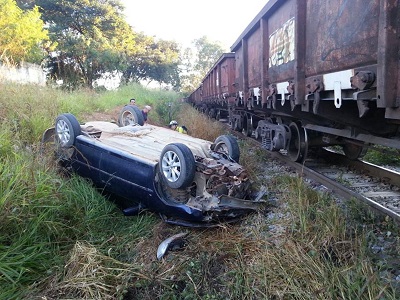 LOCOMOTIVA DA FCA atinge carro em passagem de nível no Bairro São Roque – Pericia não comparece ao local (vídeo) Acidente via ferrea